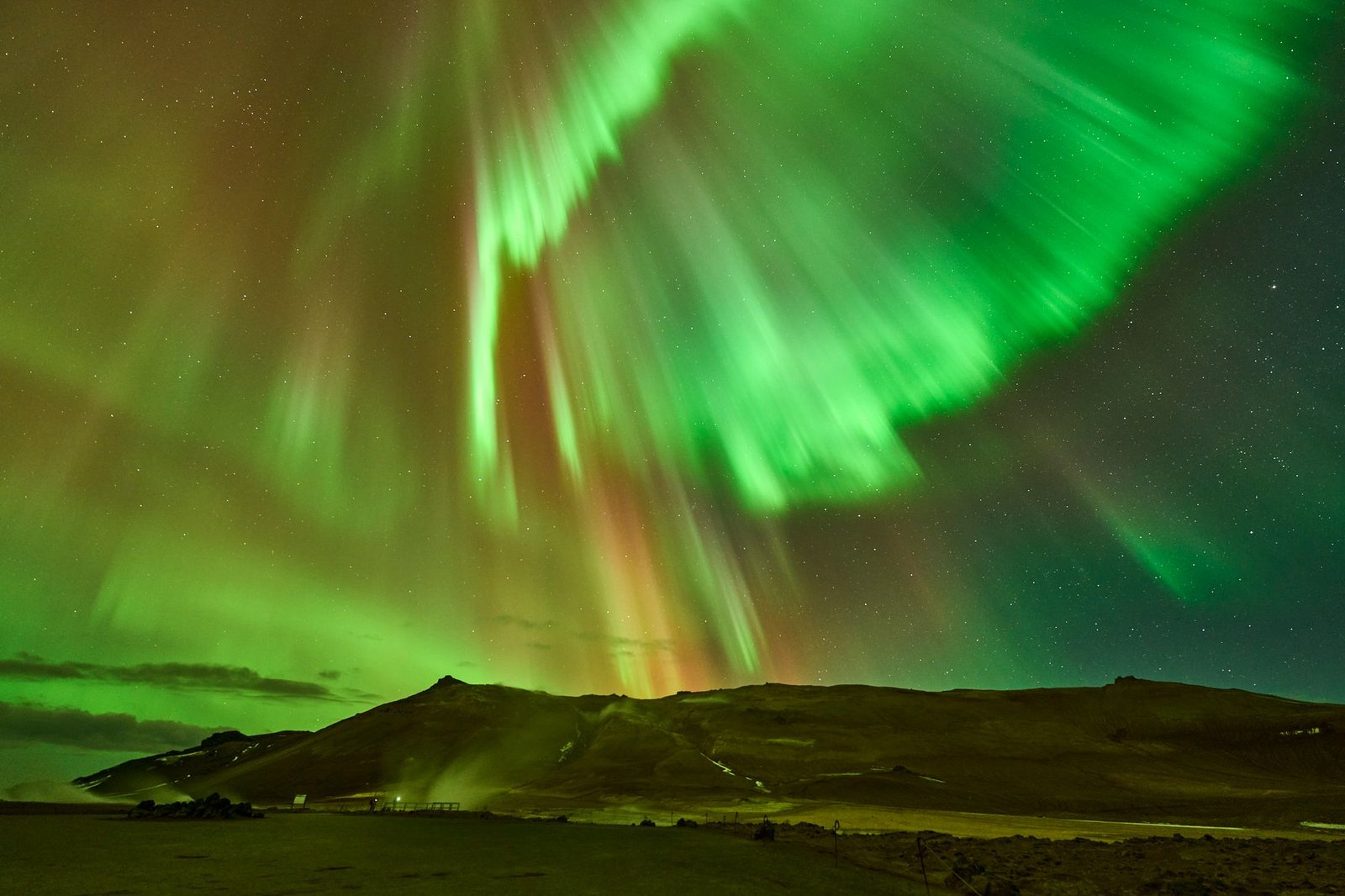 Aurora lighting up the night sky, illustrating Earth’s electromagnetic field behind the Schumann resonance